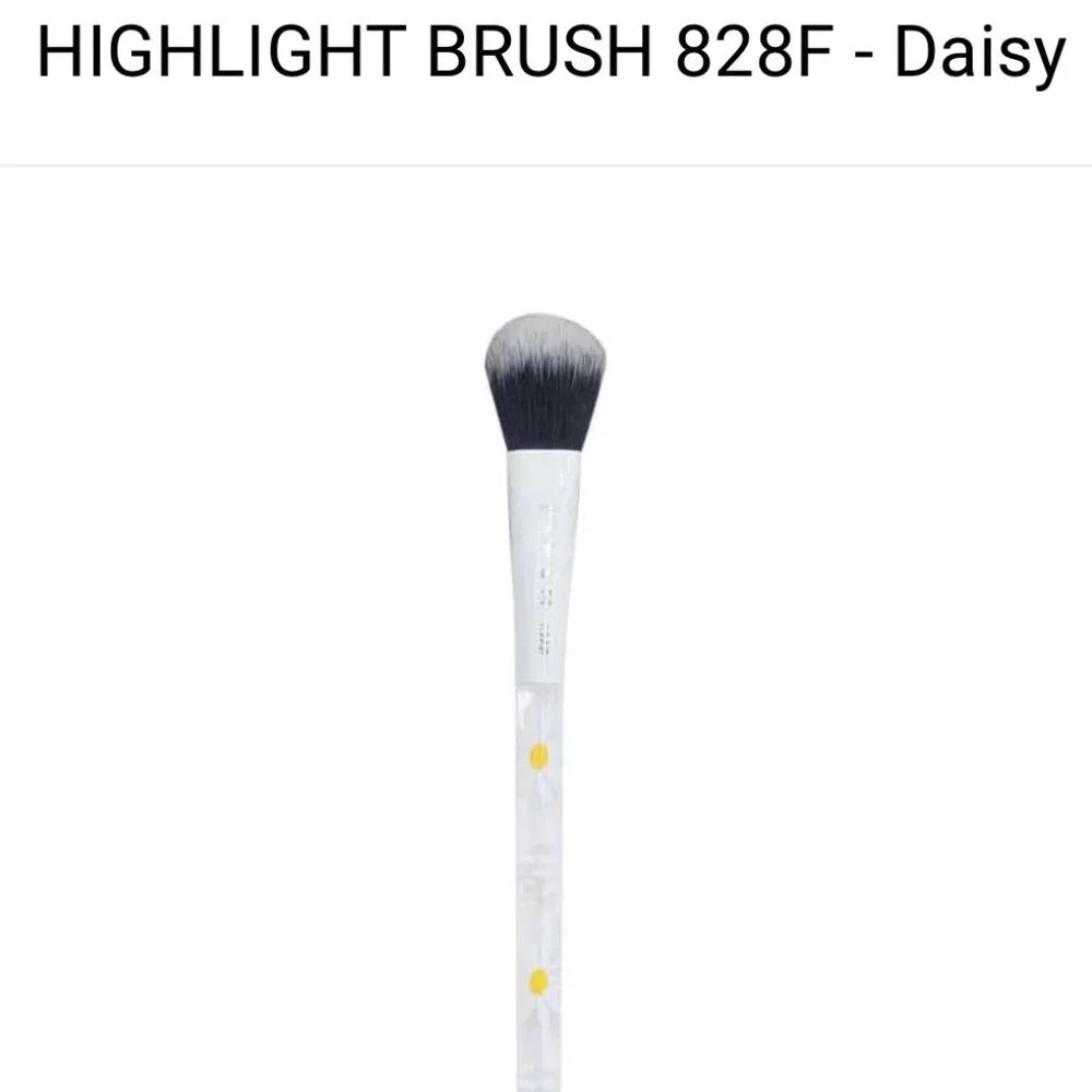 NWT 2 Pc. Daisy F.A.R.A.H 828F Highlight Brush and Cosmetic Bag Bundle